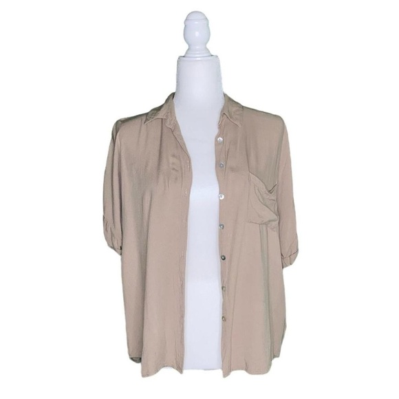 Forever 21 Tops - BUTTON UP COLLARED SHIRT W/ ROLLED SLEEVES & FRONT POCKET · SIZE M · F21